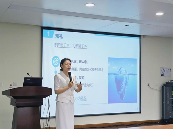 山东第一医科大学附属省立医院东院妇科与泌尿微创科举办护士职业礼仪培训